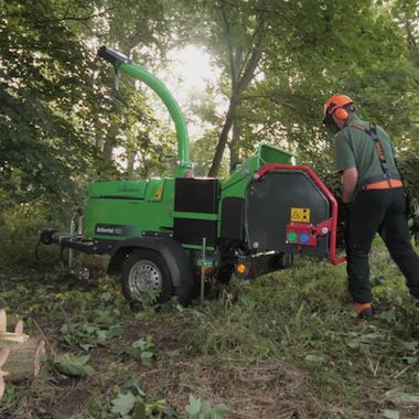 Eliet et Greenmech broyeur de branches thermique sur remorque, avec chenilles ou pour tracteur