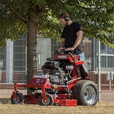 Épandeur de granulés professionnel autoporté à conducteur debout Ferris